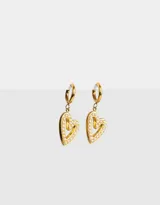 Par de aros dorados con forma de argolla y dije colgante de corazón con perlas. El cierre es a presión.