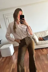 Pantalón marrón de cuero ovino con corte oxford y efecto desgastado.
