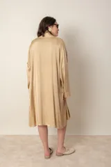 Túnica italiana de satén de seda color beige, de corte suelto con bolsillos laterales.