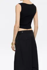 Top corto blanco de algodón con logo de la marca Bimba y Lola estampado en el frente.