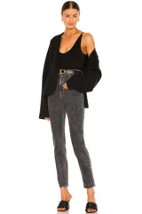 Top blanco con cuello en V y breteles anchos.