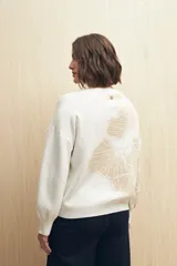 Sweater blanco con diseño floral en jacquard color beige, de corte amplio y tejido de algodón.