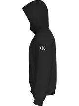 Campera negra con capucha de nailon reciclado, cierre frontal con cremallera, bolsillos laterales con botón a presión, puños y bajo elásticos, forro ligeramente acolchado y logo de Calvin Klein en el pecho y la manga.
