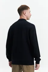 Campera tejida de punto color beige, con cuello rib, puños y bolsillos laterales.