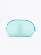 Necesser de malla color celeste con cierre superior.