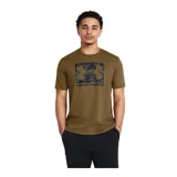 Remera color arena de Under Armour, con logo de la marca estampado en el pecho con patrón de camuflaje.