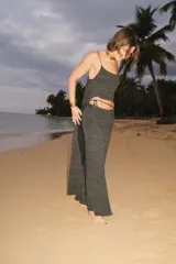 Blusa larga atrás y corta adelante con breteles finos regulables.