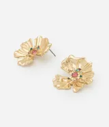 Par de aros dorados con forma de flor y strass de colores en el centro.
