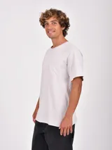 Remera de manga corta color verde oliva, con cuello redondo y un bolsillo frontal en el pecho.