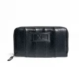 Billetera negra con textura perforada y logo XL en el frente. Cierre con cremallera, forro interior textil y bolsillo interno con cierre.