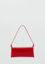 Bolso de mano color rojo con diseño rectangular y correa ajustable.