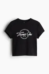 Remera corta negra de algodón con estampado frontal de texto en blanco.