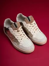 Zapatillas deportivas en color gris con detalles brillantes y suela de goma.