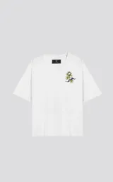 Remera blanca de corte oversize con estampado de moléculas y hojas de marihuana.