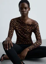 Camiseta de tejido fluido con estampado animal print de leopardo, cuello asimétrico y manga larga.