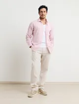 Pantalón de vestir verde claro, de corte recto y tiro medio. Confeccionado en lino y algodón.