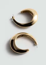 Par de aros dorados con forma de aro grueso ovalado.