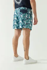 Short de baño estampado con cintura elástica ajustable con cordón, dos bolsillos laterales y uno trasero. Confeccionado en tela ligera de secado rápido y logo bordado.