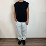 Jean de hombre color negro con efecto lavado, de corte mom fit, con cintura elástica y puños ajustados en los tobillos.