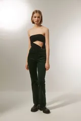 Pantalón de pana verde oscuro, de corte recto y tiro alto.