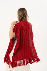 Ruana tejida de hilo color rojo con lurex y terminación de flecos.