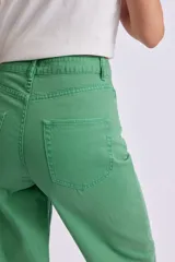 Pantalón de jean verde de corte ancho, estilo wide leg, con tiro alto y bolsillos delanteros y traseros.