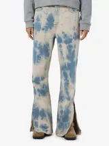 Pantalón de jean celeste con estampado tie-dye, corte recto y aberturas en el ruedo.