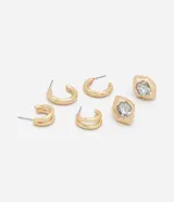 Set de tres pares de aros dorados: dos pares de aros tipo argolla y un par de aros tipo botón con cristal artificial.