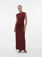 Pollera maxi de tiro medio, color rojo oscuro (Syrah), confeccionada en tejido de punto circular single jersey.