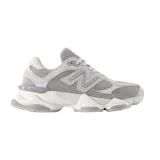 Championes New Balance 9060 color gris con detalles en blanco, confeccionados en gamuza y malla, con logo "N" característico en los laterales y entresuela con tecnología ABZORB y SBS.