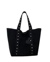 Bolso tote de gamuza color marrón con tachas plateadas en las tiras y los laterales.