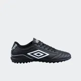 Championes de fútbol Umbro Classico III, color negro con detalles en blanco y logo de la marca en el lateral.