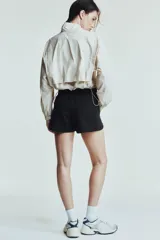 Short deportivo negro de tejido funcional con tecnología DryMove™ que ayuda a absorber el sudor. Tiene corte estándar, cintura elástica con cordón ajustable, bolsillos laterales y aberturas laterales en el bajo.