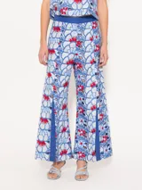 Pantalón wide leg de broderie poplin con recortes en el delantero y tajos en las botamangas. Cintura de lino azul y cierre lateral JCH teñido a tono.