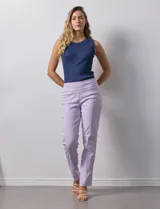 Pantalón verde esmeralda de gabardina elastizada marca Zac & Rachel, con pretina ancha con faja interna modeladora, largo de pierna con costura frontal pespunteada y trasera con bolsillos ojal simulados.