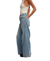 Pantalón de jean celeste claro, de corte holgado y pierna acampanada.