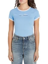 Remera celeste de algodón con corte slim, cuello redondo y mangas raglán con ribetes blancos. Estampado frontal con el logo de Tommy Hilfiger.
