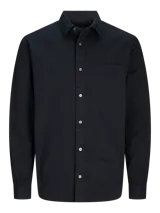 Camisa negra de manga larga con cuello clásico, cierre frontal con botones a tono, bolsillo de parche en el pecho y corte comfort fit.