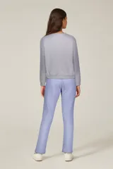 Pantalón deportivo con diseño slim fit, de corte recto y cintura elástica.