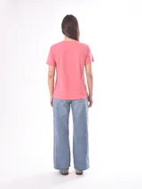 Remera color crudo con estampado de un pez rojo en el frente.