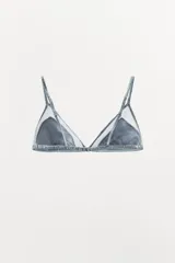 Bralette triangular color gris celeste, confeccionado en seda. Tiene tirantes finos regulables y cierre trasero con gancho metálico.
