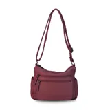 Cartera de cuero color borgoña, con correa larga regulable, dos bolsillos frontales con cierre y un bolsillo trasero con cierre.