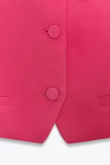 Top color fucsia con escote cuadrado, tirantes finos y cierre frontal con botones.