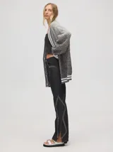 Cardigan tejido a rombos con degradé de tonos oníricos, cartera de botones y puños a juego.