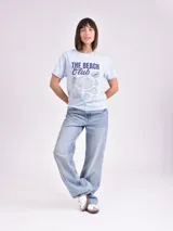 Remera celeste de algodón con estampado de flor y texto "Real View".