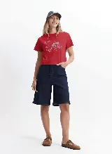 Remera roja de algodón con cuello redondo y estampado blanco de la ciudad de Venecia.