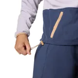 Campera Columbia de microfibra aterciopelada, con cierre frontal completo, bolsillos laterales con cremallera, ribete elástico en puños y dobladillo, y detalle de nailon en el pecho.