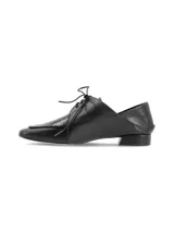 Zapato de cuero negro con cordones, estilo Oxford, con puntera reptil y suela laqueada.