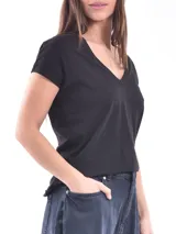 Remera negra de algodón con cuello en V y mangas cortas.