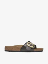 Sandalias Birkenstock Catalina color negro con hebilla dorada ajustable.